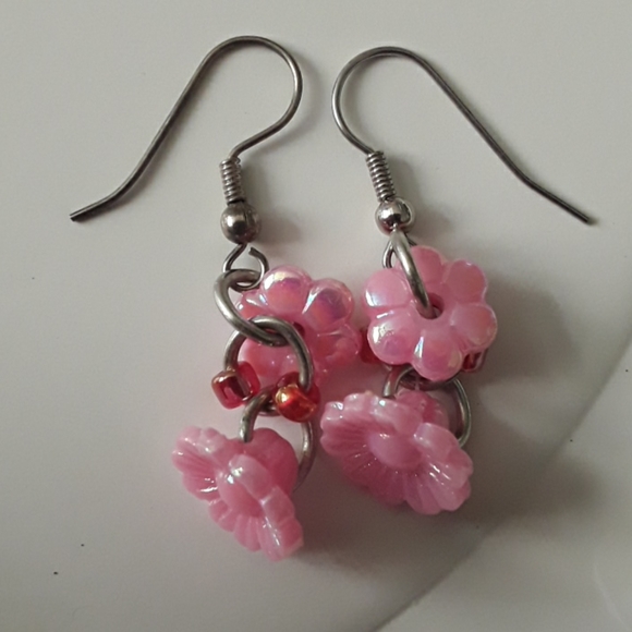 4 Assorted Pairs of Flower Earrings - Picture 5 of 5
